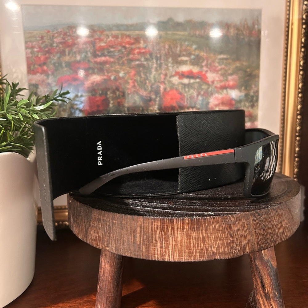Prada Black and Red Sunglasses with original case - Picture 4 of 4